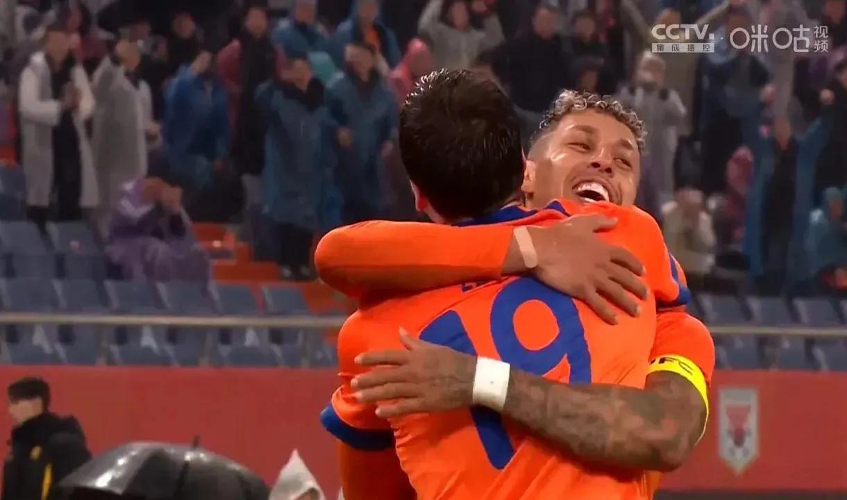 开云-桑托斯训练开放日；赛后回应争议引观众欢呼；德甲在即；阵容厚度经受考验(惩前毖后观后感简短)