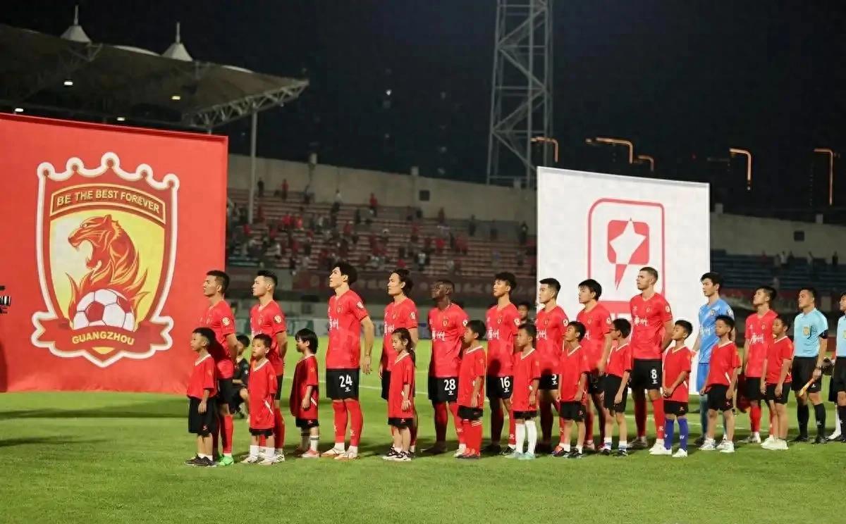 开云-关于广州队训练开放日，今夜再遭质疑引观众欢呼，中超在即，赛季目标并未改变的信息